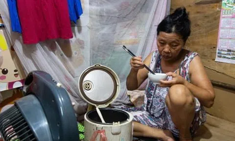 Bữa cơm khốn khó thời vật giá leo thang ở xóm trọ nghèo giữa Hà Nội
